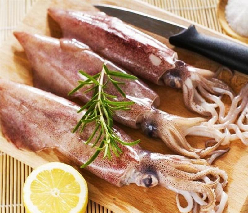 Đĩa mực chiên giòn vàng ruộm hấp dẫn, món ăn vặt khoái khẩu